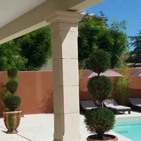 Le Clos D'uzes - לינה וארוחת בוקר